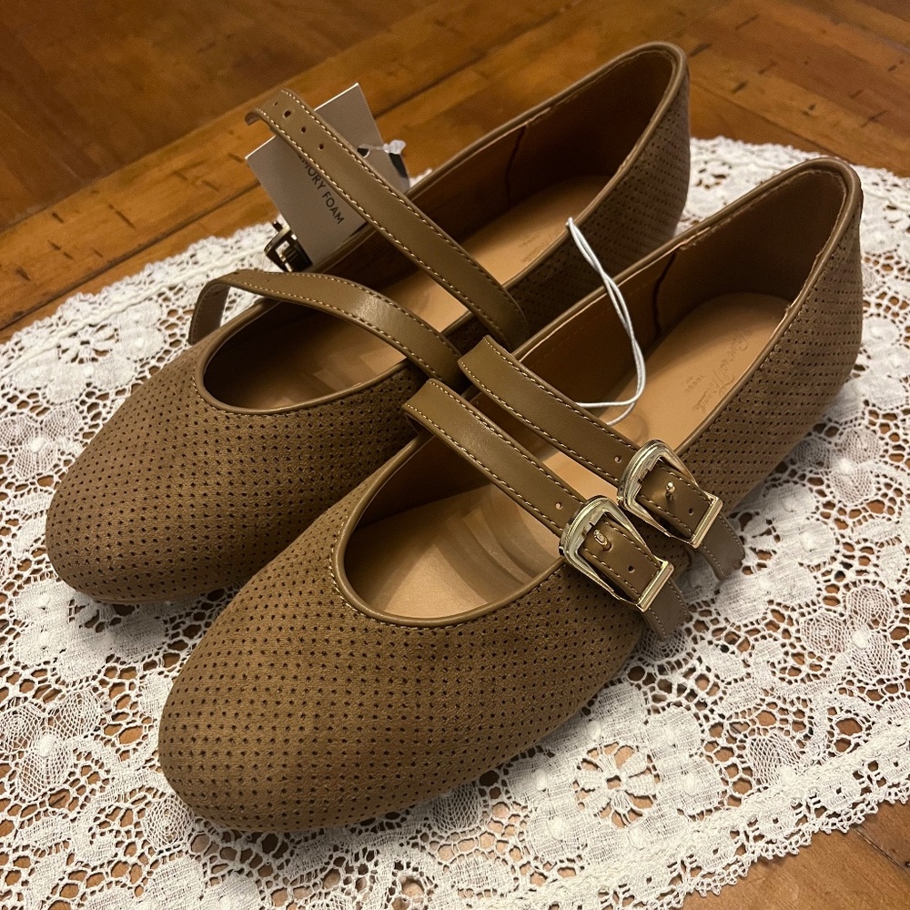 Universal Thread - Women’s Henrietta Double Strap Mary Jane Flats wit Taupe